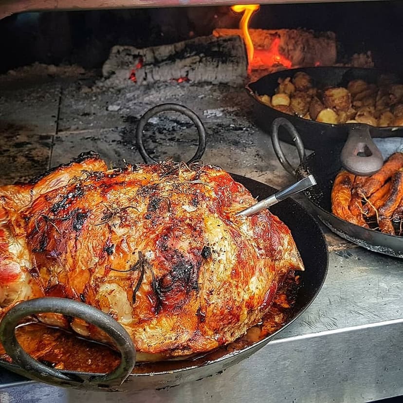 MEATER in lamsbout — low & slow boven open vuur Lamsbout in gietijzeren pan boven open vuur met MEATER probe ingestoken — low & slow garen op de smoker