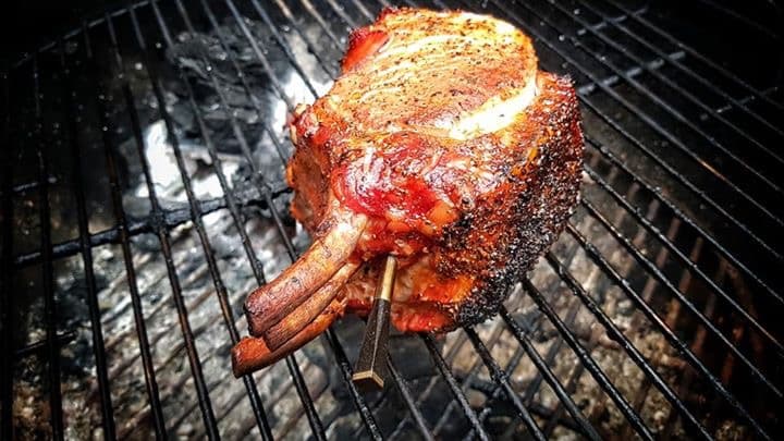 MEATER in een Tomahawk steak — perfecte garing meten Tomahawk steak op de grill met een MEATER probe in het hart van het vlees — kerntemperatuur monitoren tijdens reverse sear
