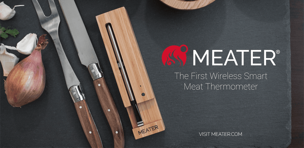 MEATER — de eerste volledig draadloze smart vleesthermometer MEATER — The First Wireless Smart Meat Thermometer: probe op snijplank met steakmessen en ui